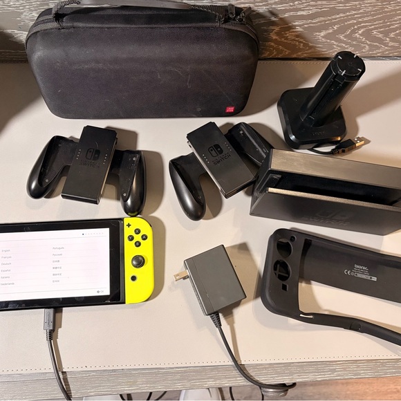 Nintendo Switch Console - Picture 2 of 6
